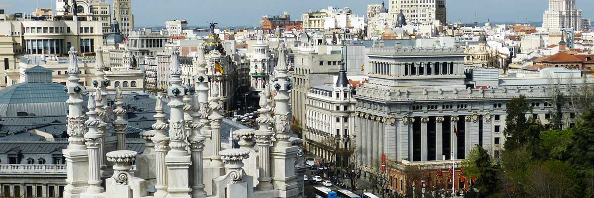 Madrid en la calle los edificios son blancos.