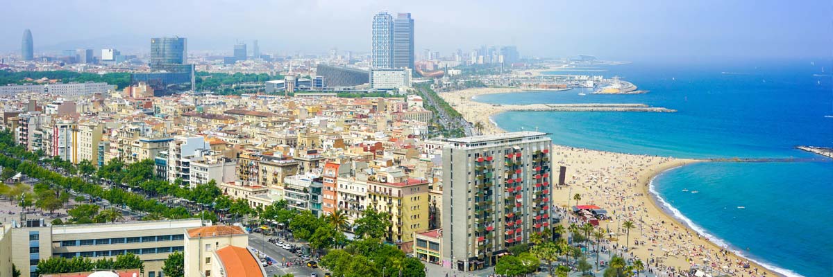 Strand und Hochhäuser in Barcelona